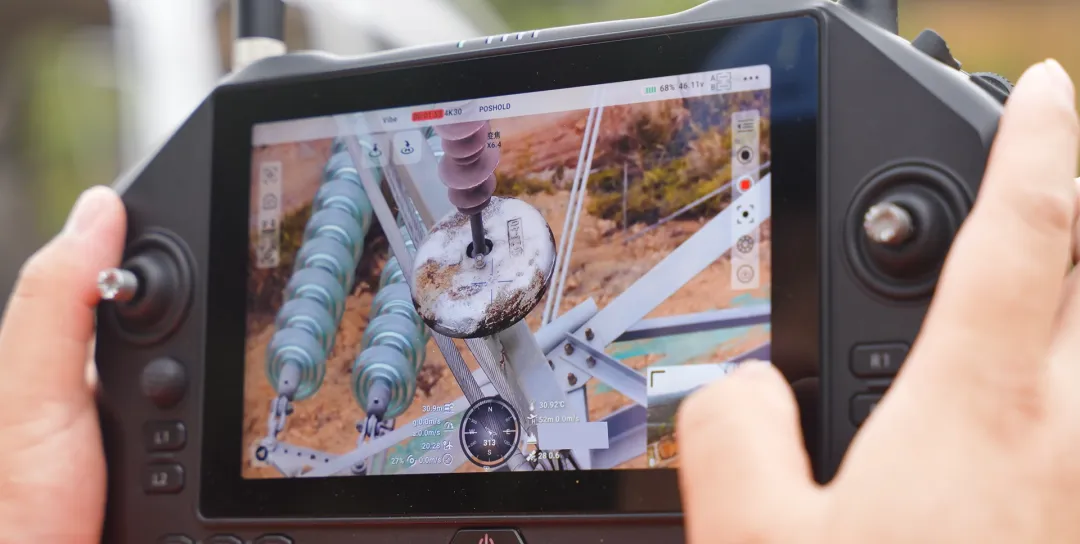SIYI ZT30 EO IR split-screen imaging showing visible light and thermal views of power transmission tower