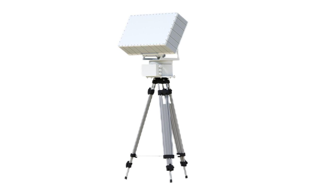 Planar phased array antenna face with hundreds of transmit/receive elements for electronic beam steering