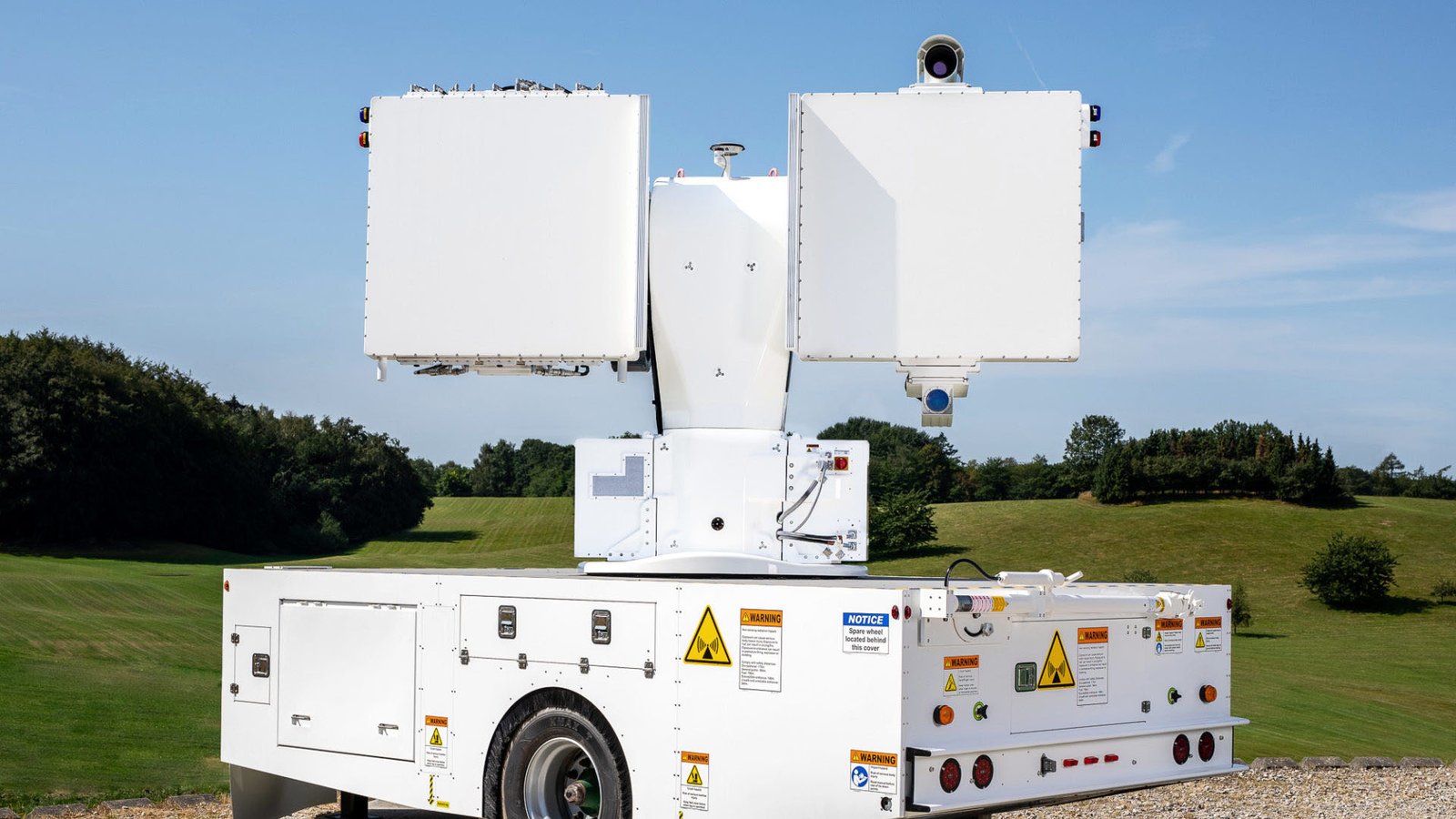 Vehicle-mounted phased array antenna system for mobile UAV detection and tracking