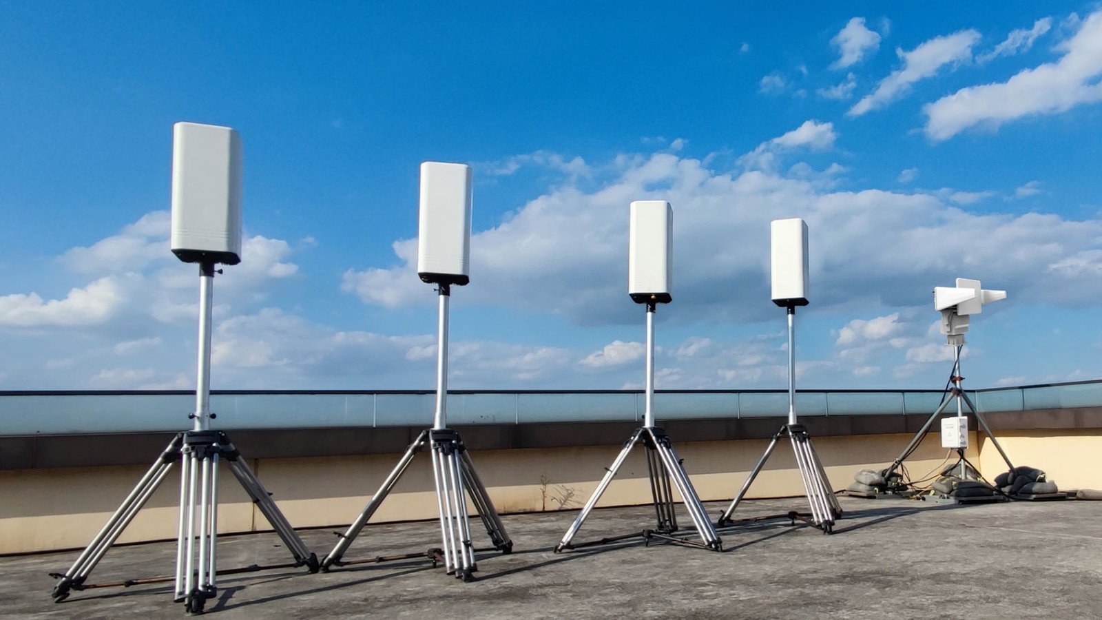 ATS Array phased array antenna tracking system with electronic beam steering for simultaneous multi-target UAV detection and tracking