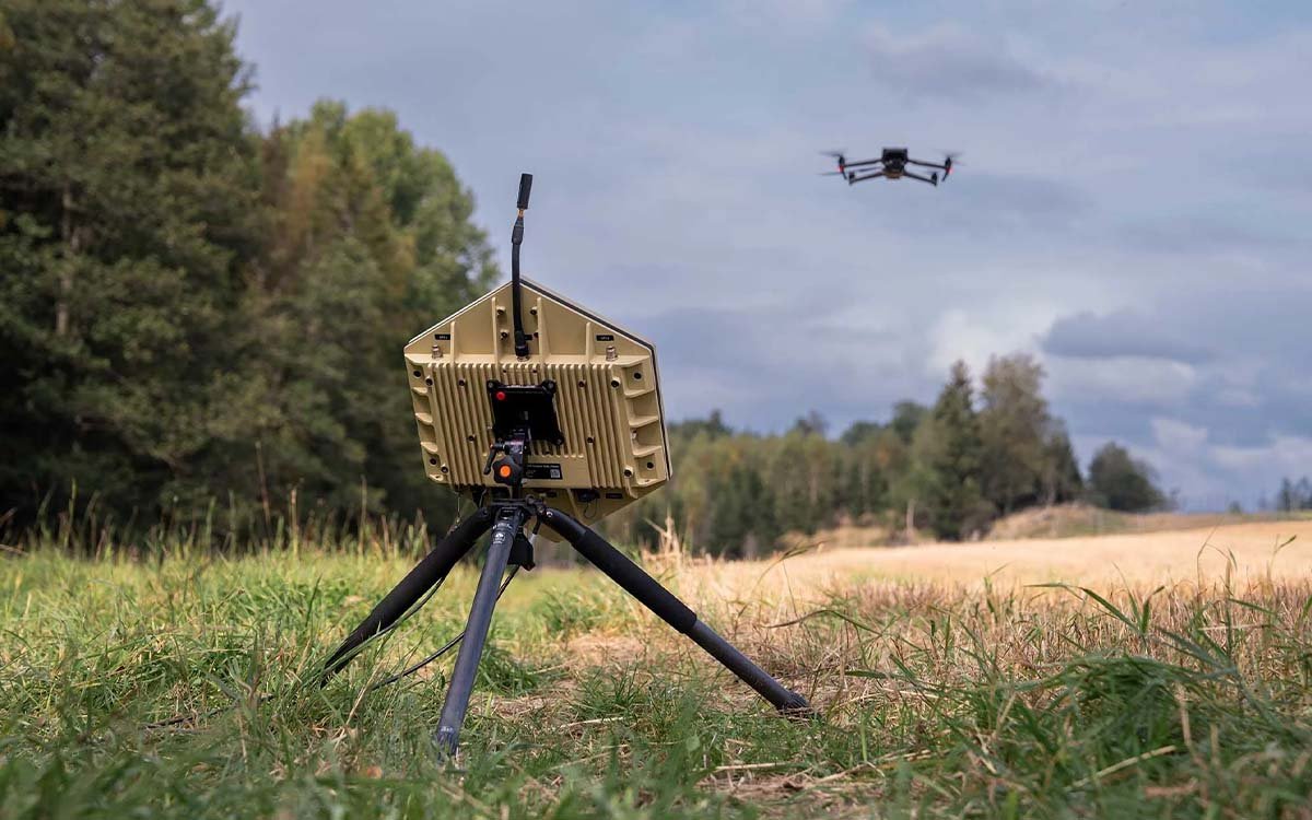 Low-RCS small drone detection with high transmit power focused beam