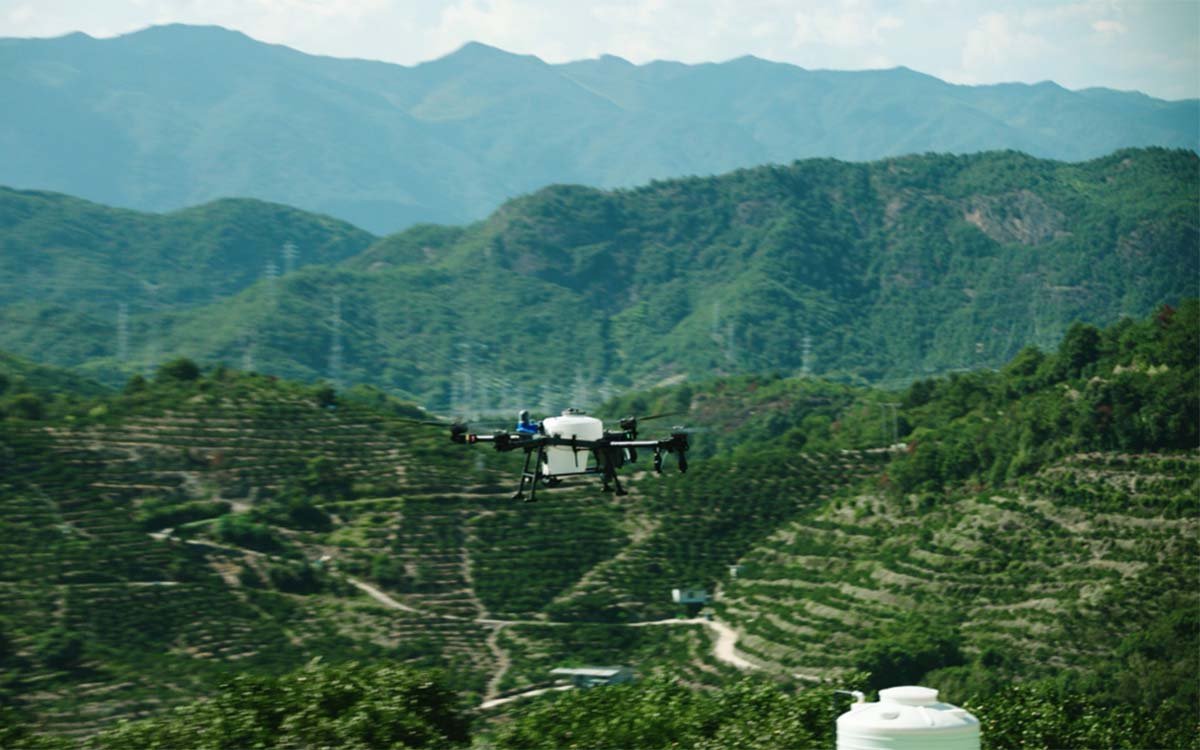 ATS Basic tracking system for precision agriculture drone operations