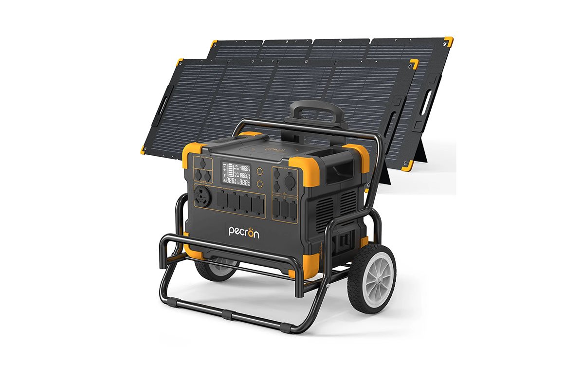 E4200 portable power station AC and DC output ports detail